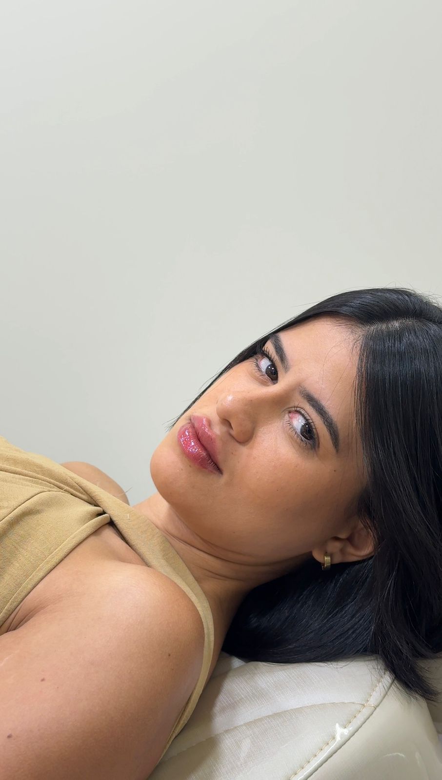 Paciente com resultado natural de estética facial e sorriso harmonioso