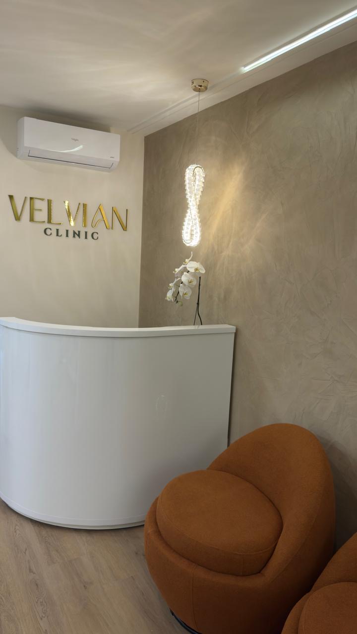 Recepção da Velvian com logo dourada na parede